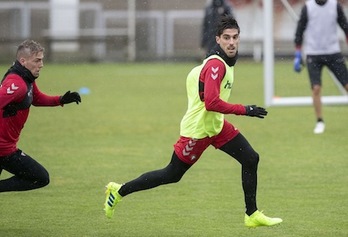 Nacho Vidal, entrenando bajo la lluvia en Taxoare. (OSASUNA)