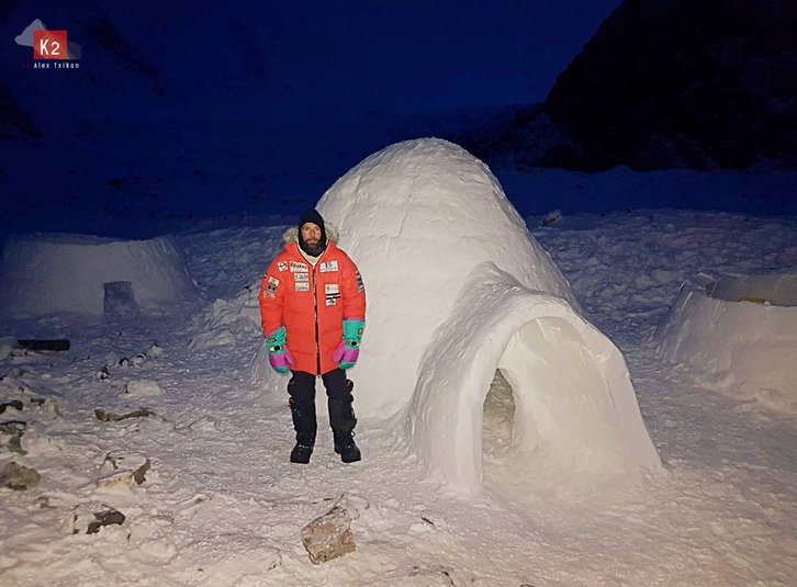 Iglú en el que ha pasado la noche Alex Txikon de camino a la cima del K2. (@AlexTxikon)