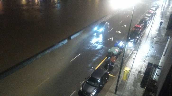 La ría se ha desbordado en Erribera de Deusto.