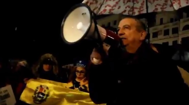 Anasagasti megáfono en mano apoyando el intento de golpe de estado en Venezuela. (vía twitter @VpBilbao)