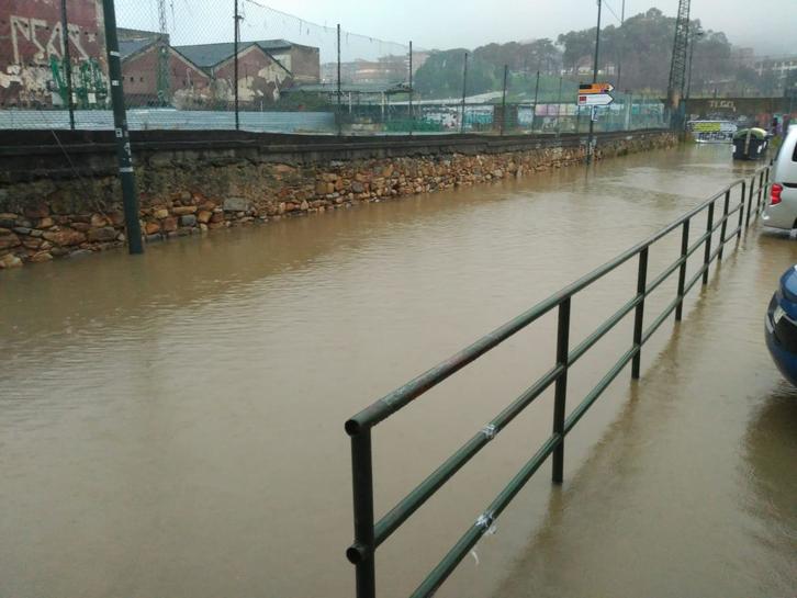 Deustuibarra inundado por el desborde de la ría.