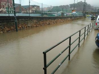 Deustuibarra inundado por el desborde de la ría.
