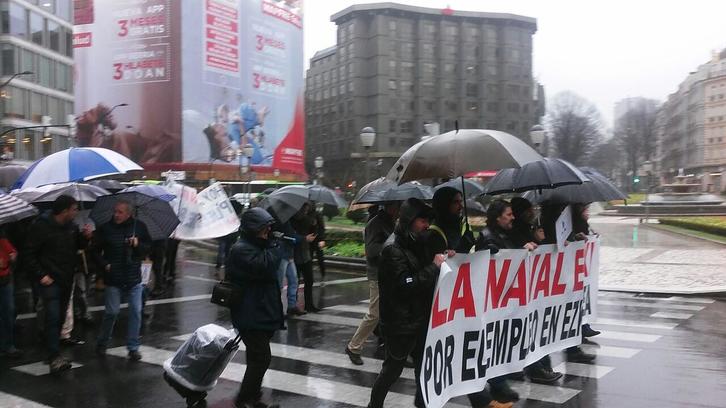 Movilización de la plantilla de La Naval, este jueves en Bilbo. (@behetik)