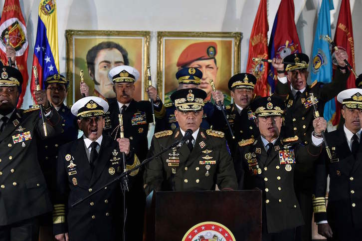 Vladimir Padrino, ministro de Defensa de Venezuela, arropado por el Estado Mayor de la FANB. (Luis ROBAYO / AFP)