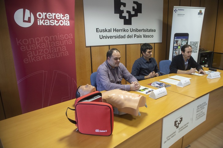 Jesus Rubio (EHUko Donostiako Medikuntza eta Erizaintza Fakultateko dekanorde-kudeatzailea), Karlos Ibarguren (Emergentziak Osakidetzako Asistentziako eta KSUko arduraduna) eta Anartz Muxika (Orereta Ikastolako zuzendari nagusia). [Jon URBE/FOKU]