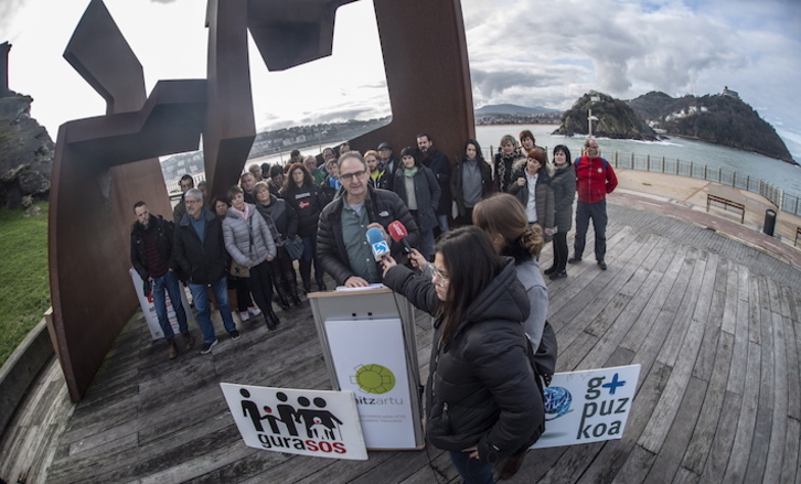 Paseo Berrian egin du agerraldia GuraSOS elkarteak. (Jon URBE/FOKU)