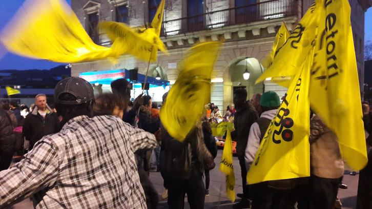 Detalle de la llegada de la marcha a la plaza del Ayuntamiento de Irun.