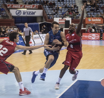 Un lance del encuentro entre Gipuzkoa Basket y Tecnyconta. (Jon URBE/FOKU)