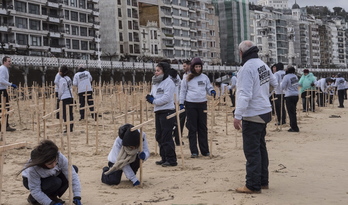 Las cruces se han instaladado en la playa donostiarra de La Concha. (Jagoba MANTEROLA/FOKU)