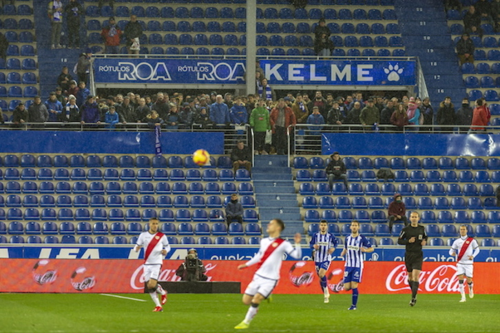 La afición no ha ocupado sus asisentos hasta pasados 5 minutos en protesta por los horarios. (Jaizki FONTANEDA / FOKU)