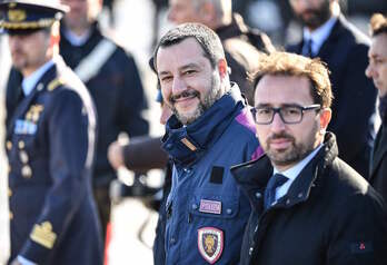 El ministro italiano de Interior, Matteo Salvini, en el centro de la imagen, acompañado por el titular de Justicia, Alfonso Bonafede. (Alberto PIZZOLI/AFP)