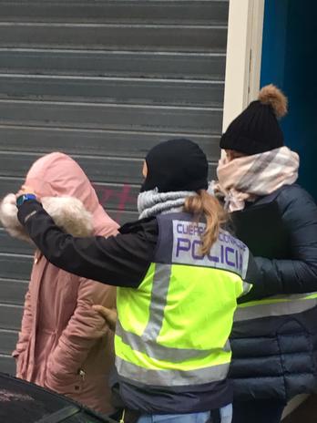 Cuatro mujeres que obligaban a prostituirse a varias víctimas han sido detenidas por la Policía española en Gasteiz. (Delegación del Gobierno español en la CAV)