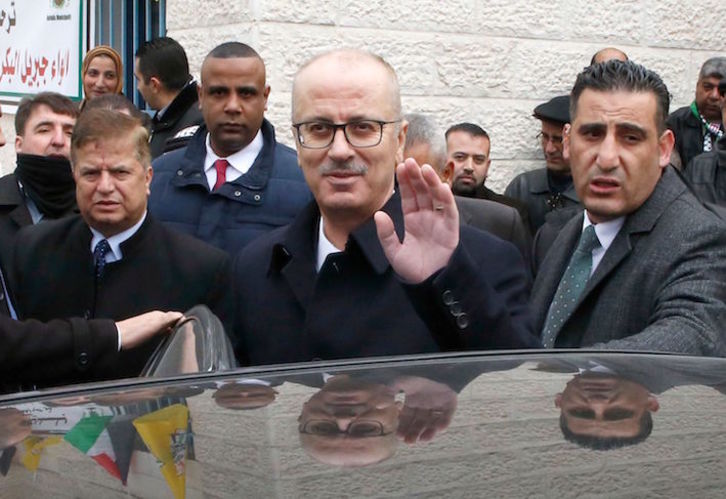 El dimitido primer ministro de la ANP, Rami Hamdallah, en el centro de la imagen. (Hazem BADER/AFP)