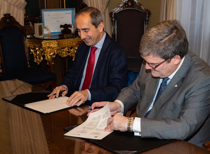 Acuerdo entre el alcalde de Bilbo y la Universidad de Navarra.