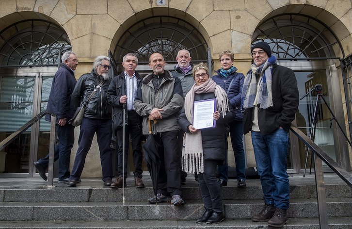 Representantes de las asociaciones ante el Ayuntamiento de Sestao.  Luis JAUREGIALTZO | FOKU