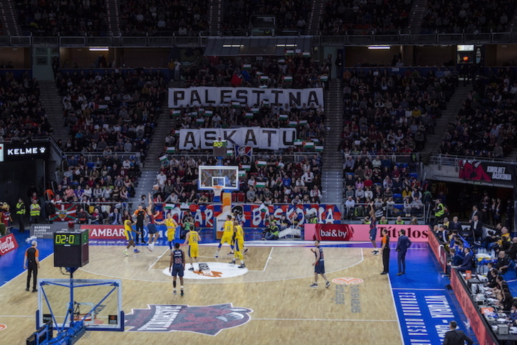 El apoyo a Palestina, presente como cada vez que el Maccabi visita Gasteiz. (Endika PORTILLO / FOKU)