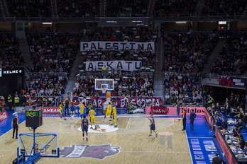 El apoyo a Palestina, presente como cada vez que el Maccabi visita Gasteiz. (Endika PORTILLO / FOKU)