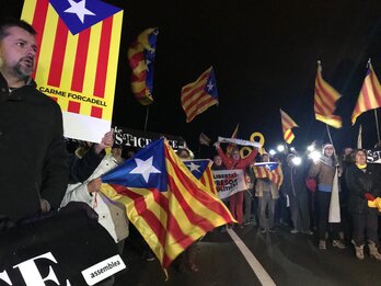 Cientos de personas se han acercado para arropar a los presos políticos catalanes. (@assemblea)