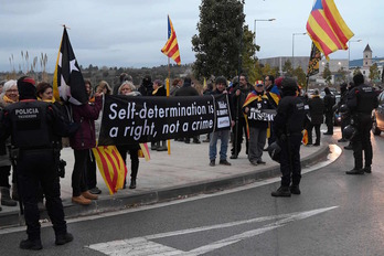 Apoyo a los presos catalanes antes de su traslado a Madrid. (Lluis GENE / AFP)