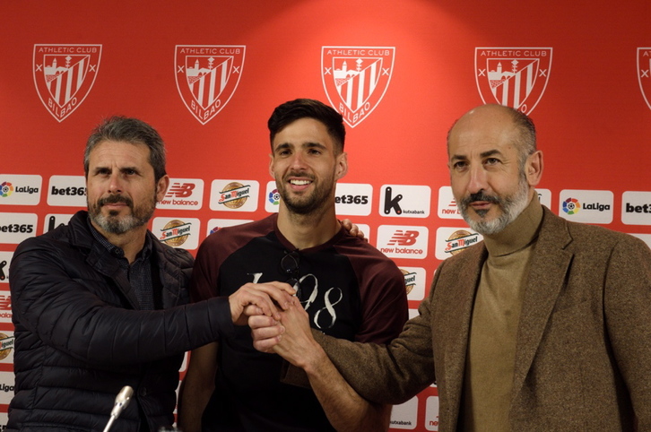 Kenan Kodro con Alkorta y Elizegi durante su presentación como jugador del Athletic. (FOKU)