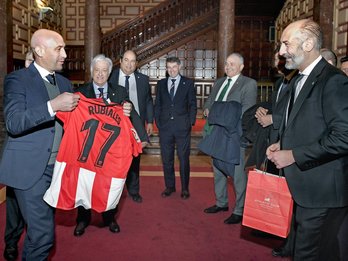 Rubiales recibe una camiseta del Athletic en el almuerzo institucional organizado antes del partido ante el Betis. (@AthleticClub)