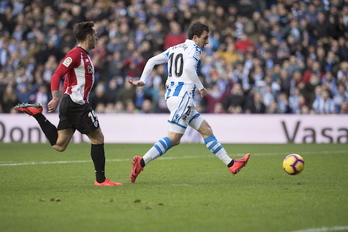 Oyarzabal marca a puerta vacía, perseguido por Ibai. (Juan Carlos RUIZ / FOKU)