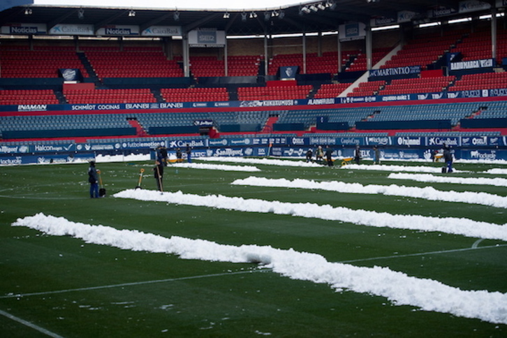 Operarios quitando la nieve del verde del Sadar. (Iñigo URIZ/FOKU)