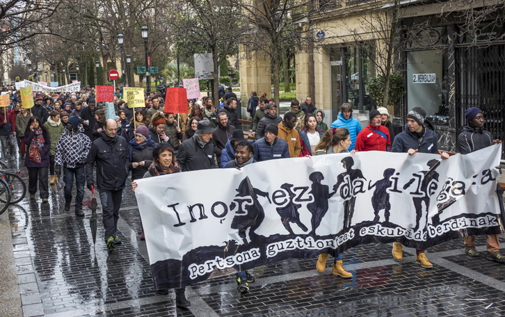 «Inor ez da ilegala« lelopean Donostiako kaleak zeharkatu dituen manifestazioa. (Andoni CANELLADA/FOKU)