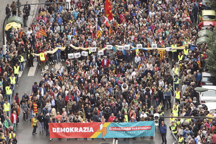 Manifestación convocada por Gure Esku Dago que recorrió las calles de Bilbo en solidaridad con Catalunya. (Oskar MATXIN /FOKU)