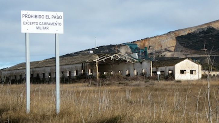 Cartel que prohíbe el paso al ruinoso campamento militar de ‘El Carrascal’. (FOTOGRAFÍAS: Iñaki VIGOR)
