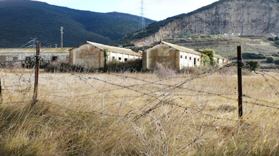 Restos de alambre de espino rodean el antiguo campamento militar de ‘El Carrascal’. (Iñaki VIGOR)