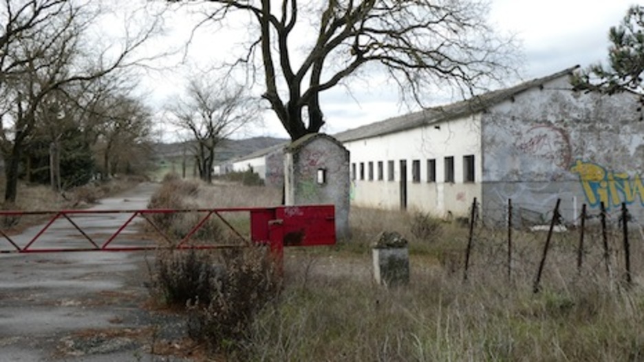 Una barrera metálica cierra el acceso a la zona. (Iñaki VIGOR)