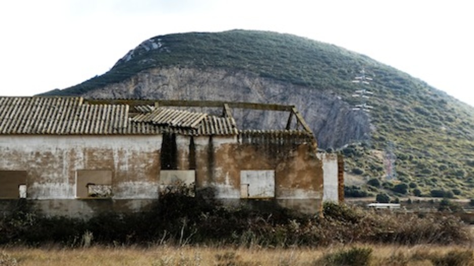 Barracón con parte del techo de uralita caído.