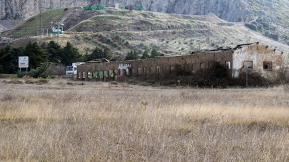 Uno de los barracones en ruinas. (Iñaki VIGOR)