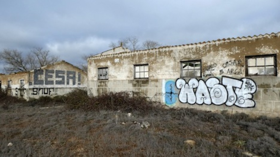 Pintadas en algunos de los barracones del campamento de ‘El Carrascal’. (Iñaki VIGOR)