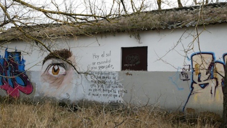 Pintadas con mensaje en uno de los edificios. (Iñaki VIGOR)
