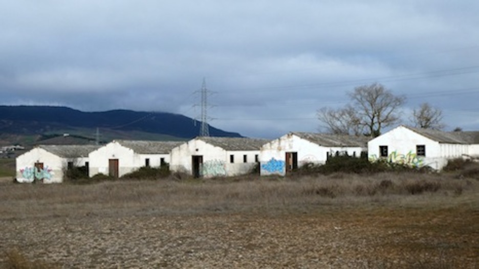 Algunos de los barracones que se encuentran en mejor estado dentro de su ruinoso estado. (Iñaki VIGOR)