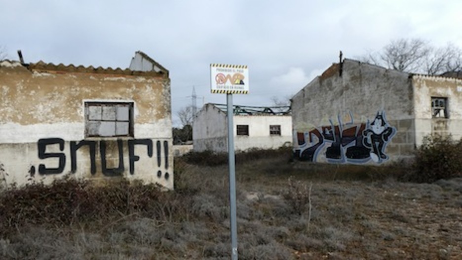 Tres barracones que han perdido el techo. (Iñaki VIGOR)