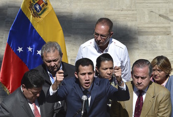 El presidente de la Asamblea Nacional de Venezuela, el opositor Juan Guaidó, autoproclamado presidente, en el centro de la imagen. (Juan BARRETO/AFP)