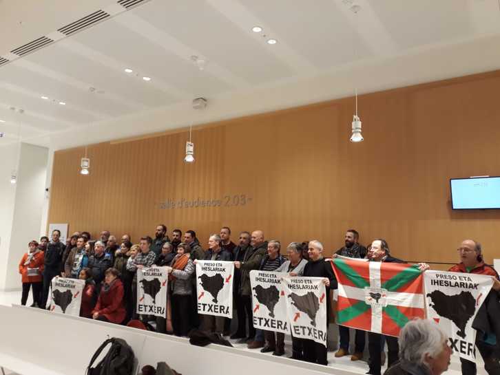 Apoyo a Pla y Sorzabal en el juzgado parisino.