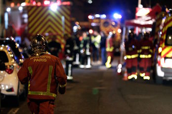 Al lugar del incendio han acudido hasta 200 bomberos. (Geoffroy VAN DER HASSELT / AFP)
