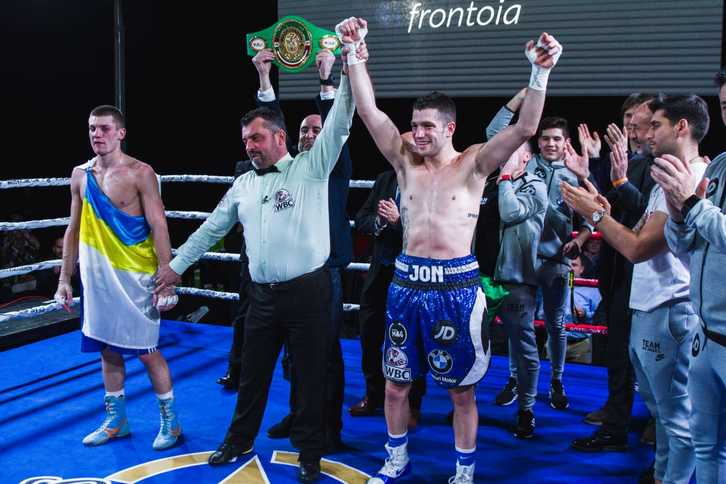 Jon Míguez con el cinturón de campeón WBC junior del peso wélter. (MGZ_ promotions)