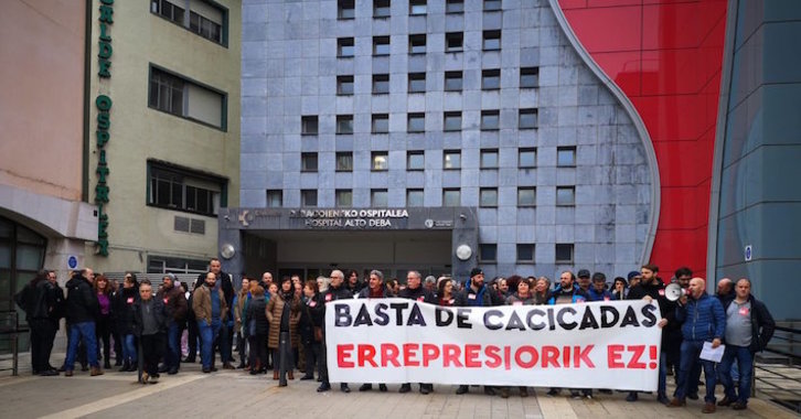 Concentración ante el hospital de Arrasate. (LAB)