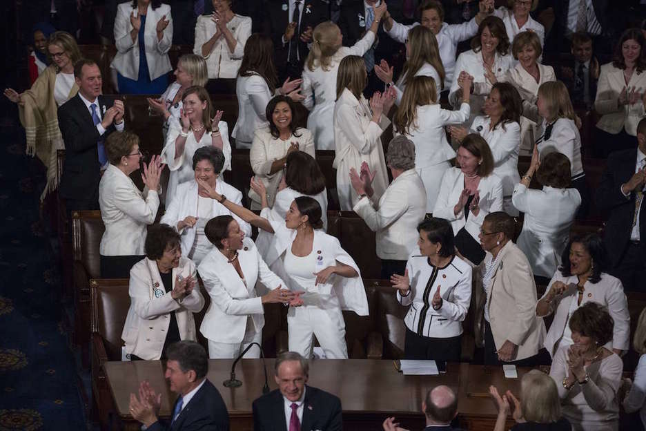 Las legisladoras demócratas del Congreso han vestido de blanco para destacar así el poder femenino en el hemiciclo al conmemorar el acceso al voto de las mujeres. (Doug MILLS / FOKU) Las legisladoras demócratas del Congreso han vestido de blanco para destacar así el poder femenino en el hemiciclo al conmemorar el acceso al voto de las mujeres. (Doug MILLS / FOKU)