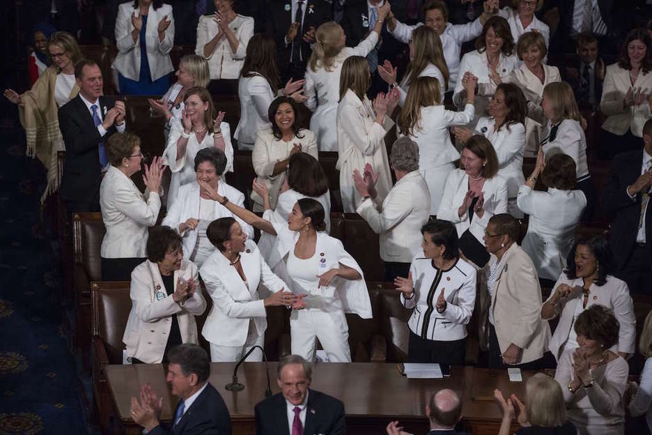 Las legisladoras demócratas del Congreso han vestido de blanco para destacar así el poder femenino en el hemiciclo al conmemorar el acceso al voto de las mujeres. (Doug MILLS / FOKU)