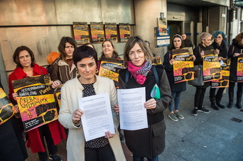 Garbiñe Aranburu y Leire Txakartegi muestran la convocatoria de huelga. (FOKU)