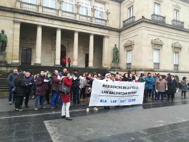 Trabajadoras y representantes sindicales de estas cuatro centrales se han concentrado frente a la sede de la Diputación en Gasteiz por un convenio en las residencias de Araba. (@labsindikatua)