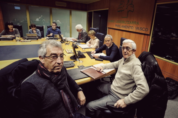 Los representantes de la Plataforma para la Querella contra los Crímenes del Franquismo, en la Cámara de Gasteiz. (FOKU)