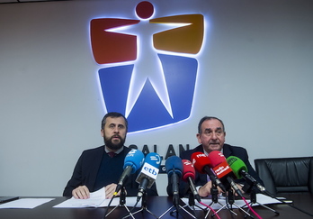 El viceconsejero Jon Azkue y el director general de Osalan, Alberto Alonso, durante su comparecencia. (Luis JAUREGIALTZO/FOKU)