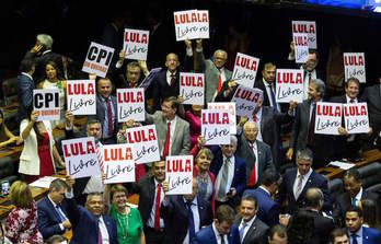 Diputados brasileños reivindican la libertad de Lula da Silva. (Sergio LIMA/AFP)